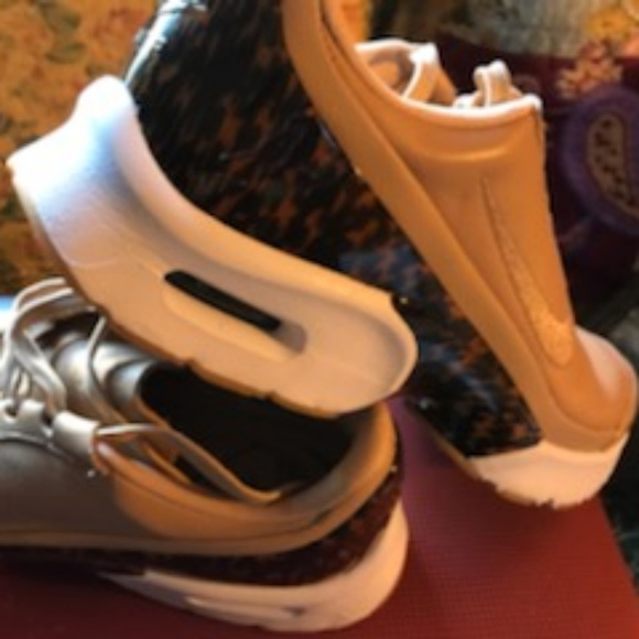 NEW  Nike Leather Sneakers - Picture 1 of 5